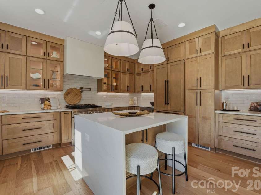 1637 Longfellow Street, Charlotte, NC 28205.  MLS# CAR4346623, YatesRealty ID 3379. Kitchen.