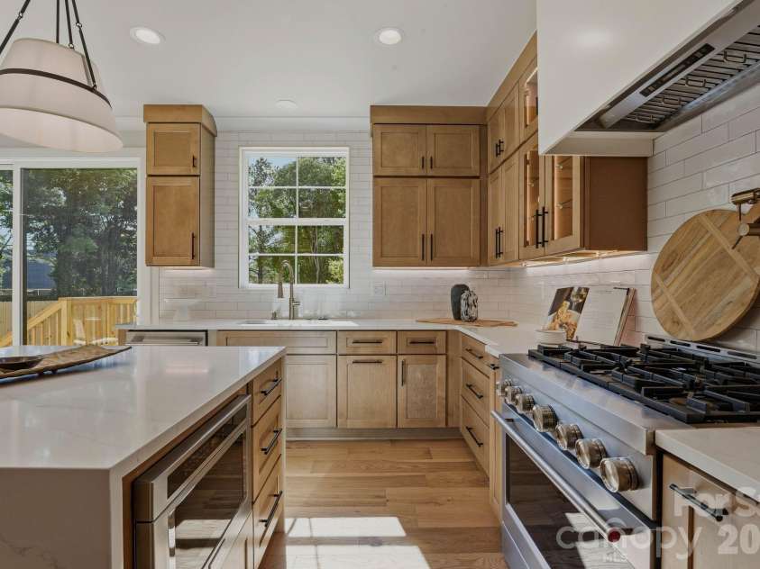 1637 Longfellow Street, Charlotte, NC 28205.  MLS# CAR4346623, YatesRealty ID 3379. Kitchen.