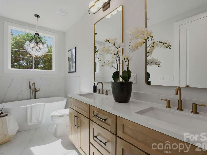 1637 Longfellow Street, Charlotte, NC 28205.  MLS# CAR4346623, YatesRealty ID 3379. Primary ensuite bathroom.