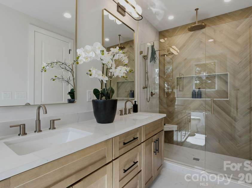 1637 Longfellow Street, Charlotte, NC 28205.  MLS# CAR4346623, YatesRealty ID 3379. Primary ensuite bathroom.