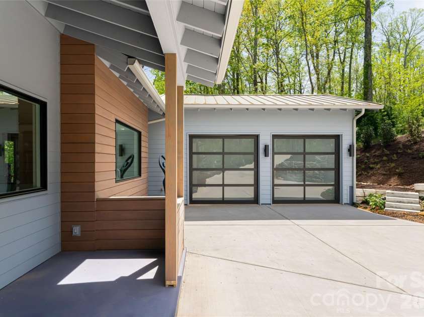 26 Hickory Top Lane, Asheville, NC 28805.  MLS# CAR4250259, YatesRealty ID 3379. 