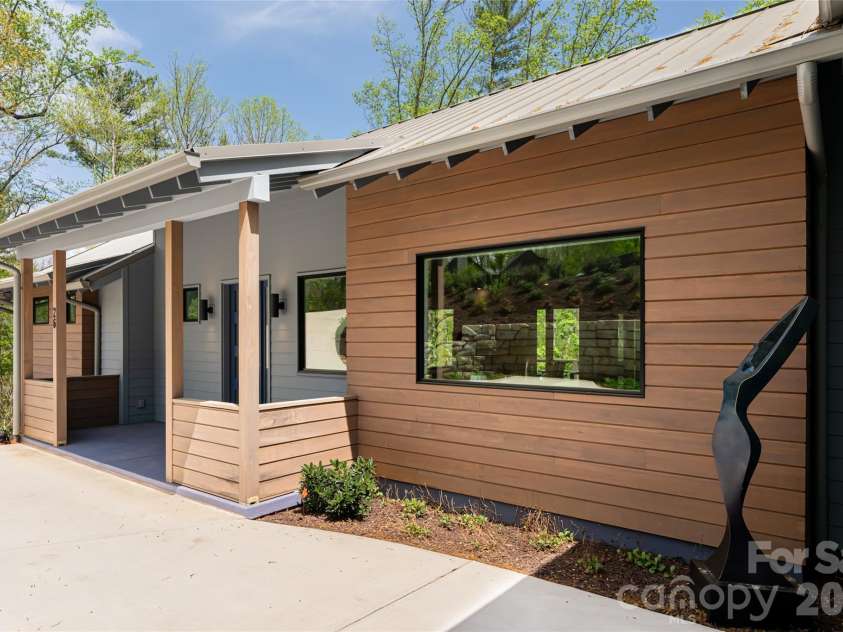 26 Hickory Top Lane, Asheville, NC 28805.  MLS# CAR4250259, YatesRealty ID 3379. 