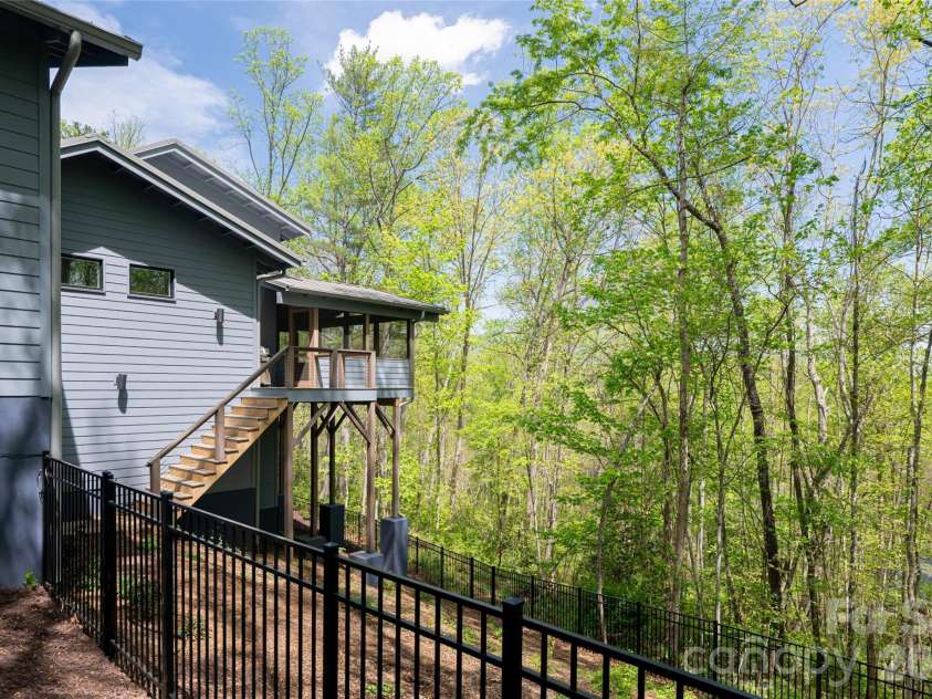 26 Hickory Top Lane, Asheville, NC 28805.  MLS# CAR4250259, YatesRealty ID 3379. 