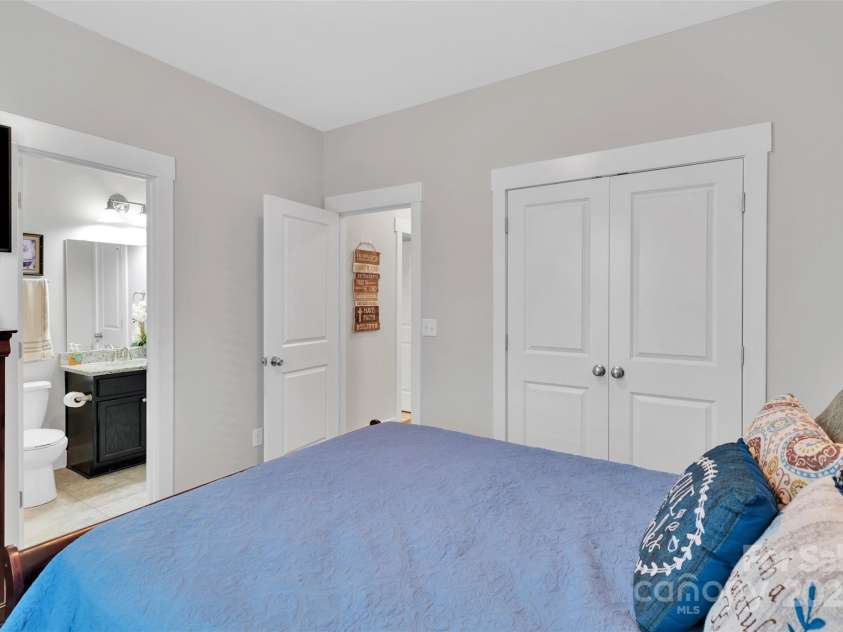 10108 Michael Crossing Drive, Charlotte, NC 28213.  MLS# CAR4283448, YatesRealty ID 33791. 