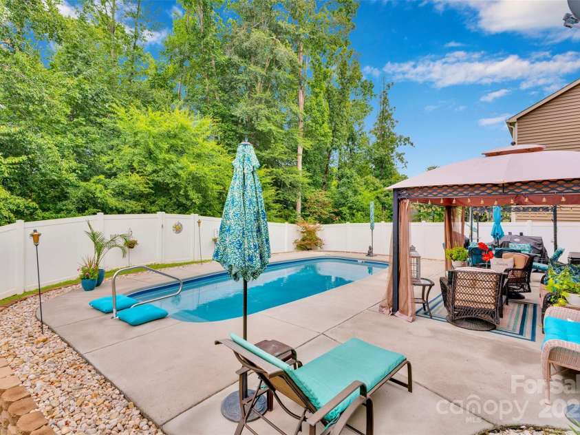 10108 Michael Crossing Drive, Charlotte, NC 28213.  MLS# CAR4283448, YatesRealty ID 33791. 