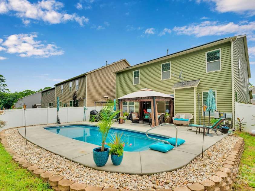 10108 Michael Crossing Drive, Charlotte, NC 28213.  MLS# CAR4283448, YatesRealty ID 33791. 