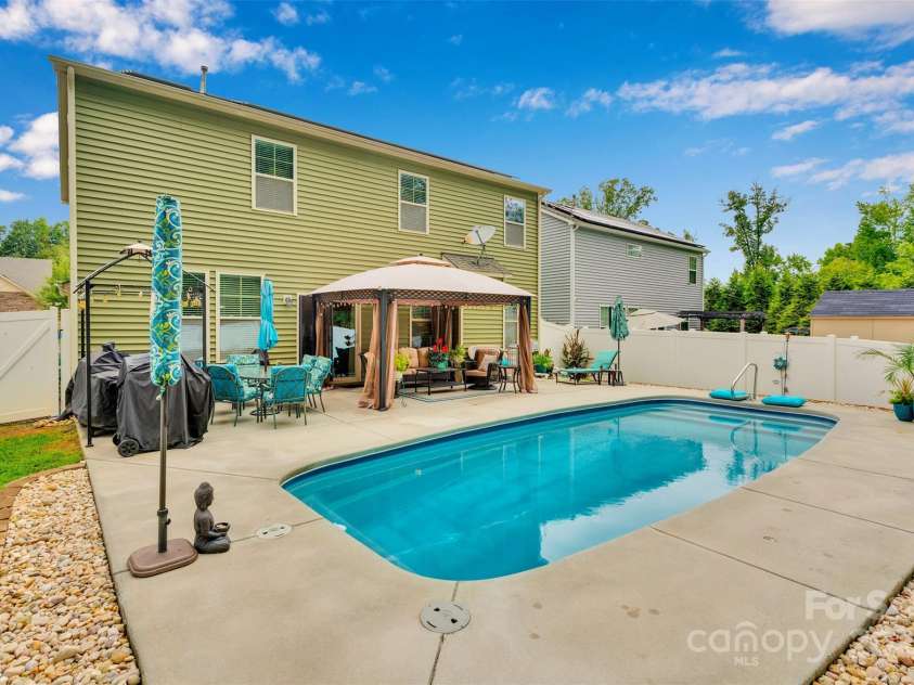 10108 Michael Crossing Drive, Charlotte, NC 28213.  MLS# CAR4283448, YatesRealty ID 33791. 6ft salt water pool