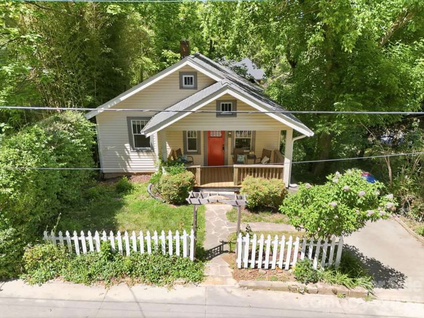 86 Annandale Avenue, Asheville, NC 28801.  MLS# CAR4384599, YatesRealty ID 33794. 