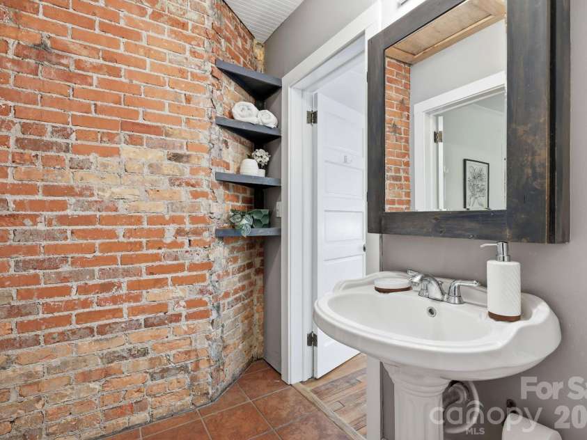 86 Annandale Avenue, Asheville, NC 28801.  MLS# CAR4384599, YatesRealty ID 33794. 