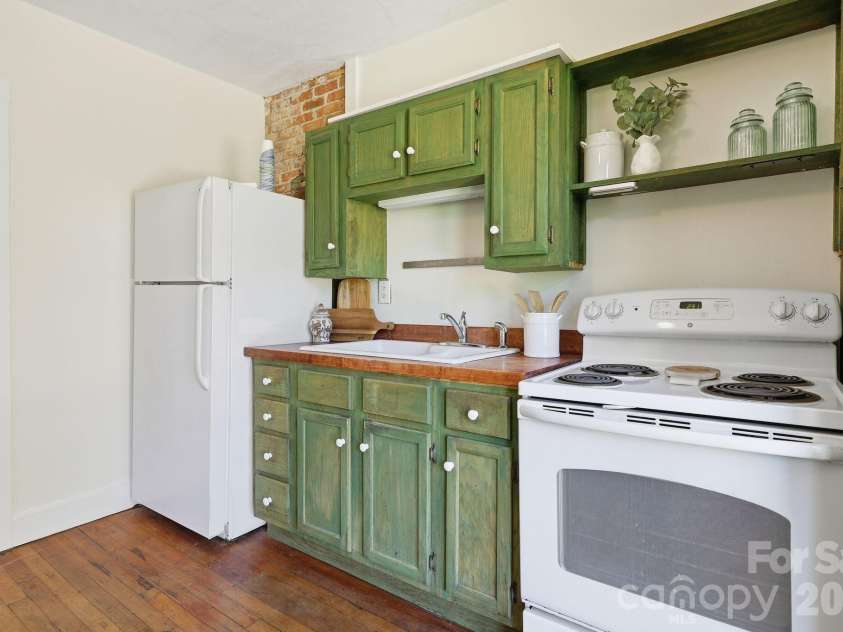 86 Annandale Avenue, Asheville, NC 28801.  MLS# CAR4384599, YatesRealty ID 33794. 