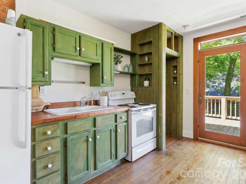 86 Annandale Avenue, Asheville, NC 28801.  MLS# CAR4384599, YatesRealty ID 33794. 