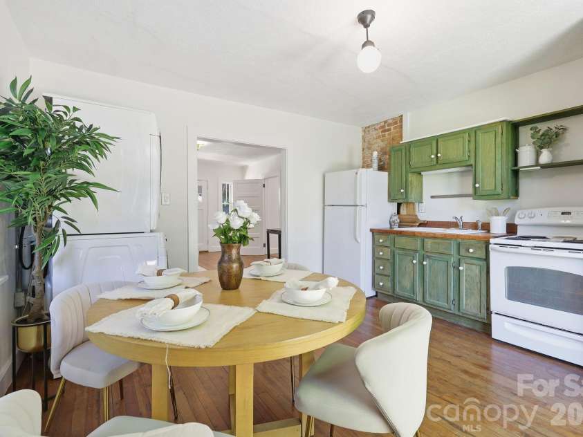 86 Annandale Avenue, Asheville, NC 28801.  MLS# CAR4384599, YatesRealty ID 33794. 