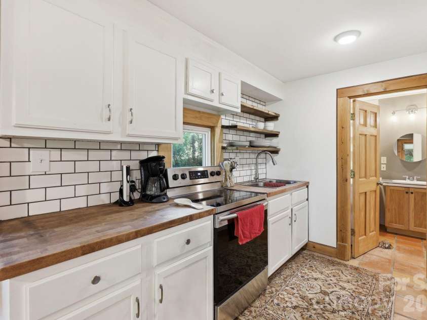 86 Annandale Avenue, Asheville, NC 28801.  MLS# CAR4384599, YatesRealty ID 33794. 