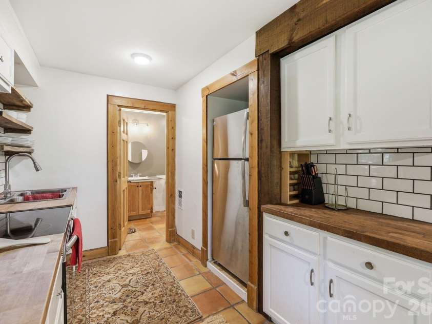 86 Annandale Avenue, Asheville, NC 28801.  MLS# CAR4384599, YatesRealty ID 33794. 