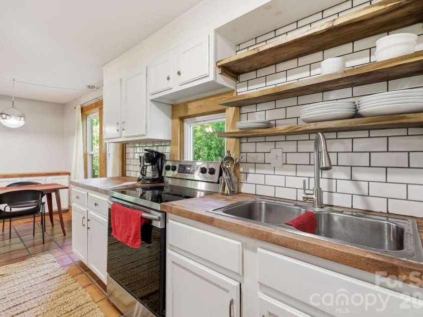 86 Annandale Avenue, Asheville, NC 28801.  MLS# CAR4384599, YatesRealty ID 33794. 