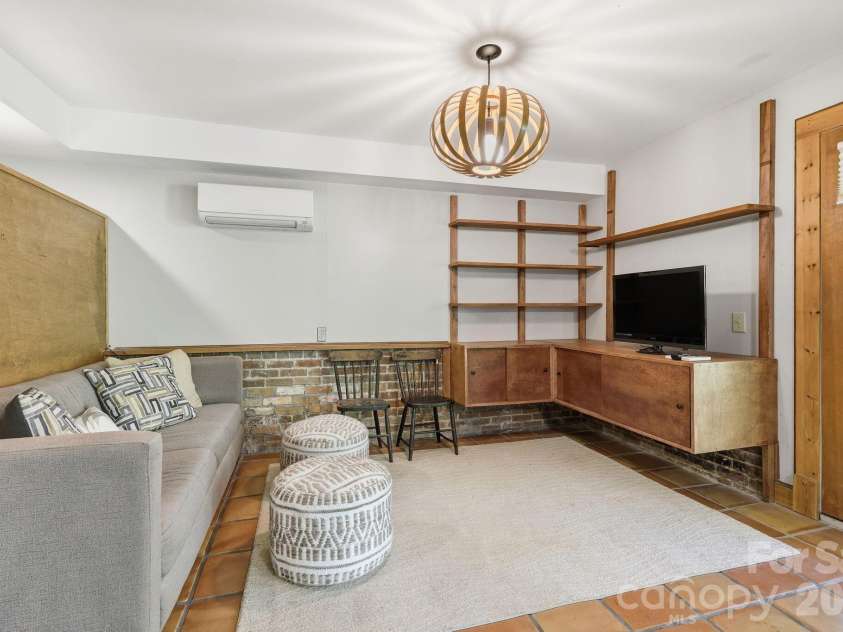 86 Annandale Avenue, Asheville, NC 28801.  MLS# CAR4384599, YatesRealty ID 33794. 