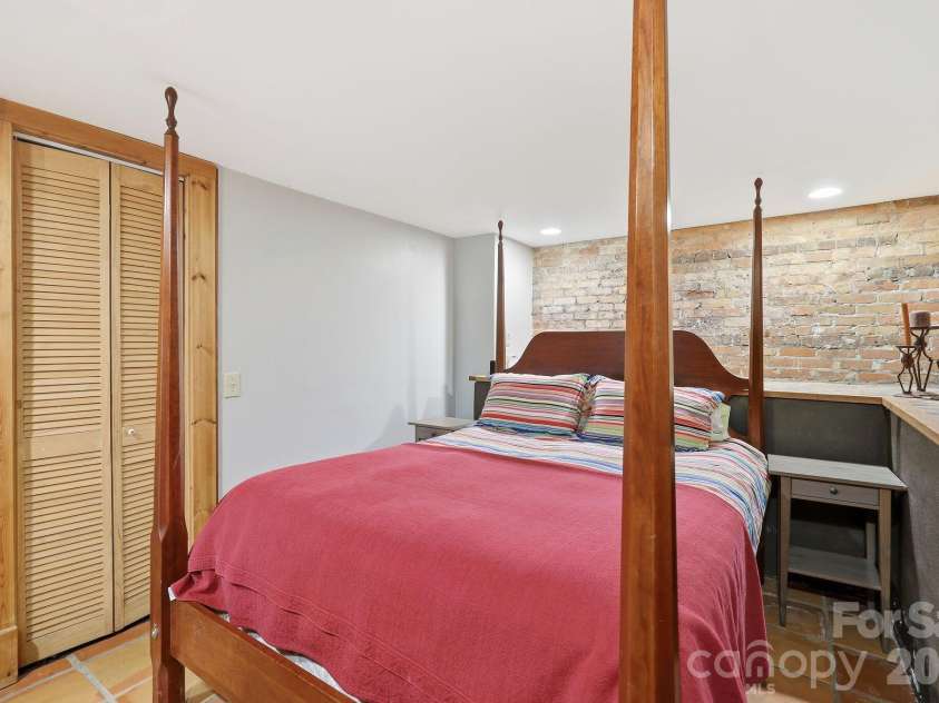 86 Annandale Avenue, Asheville, NC 28801.  MLS# CAR4384599, YatesRealty ID 33794. 