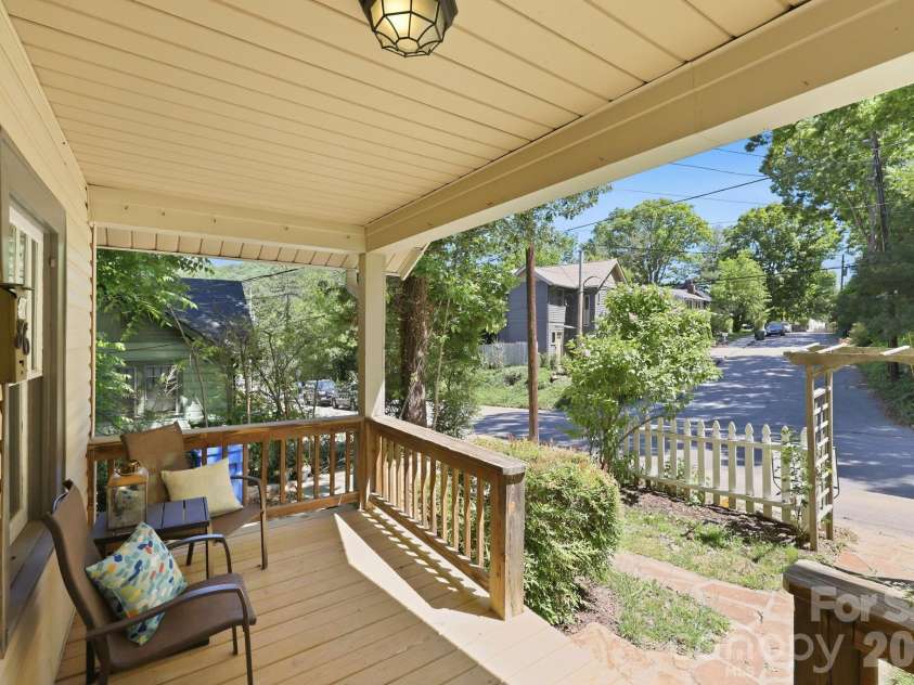 86 Annandale Avenue, Asheville, NC 28801.  MLS# CAR4384599, YatesRealty ID 33794. 