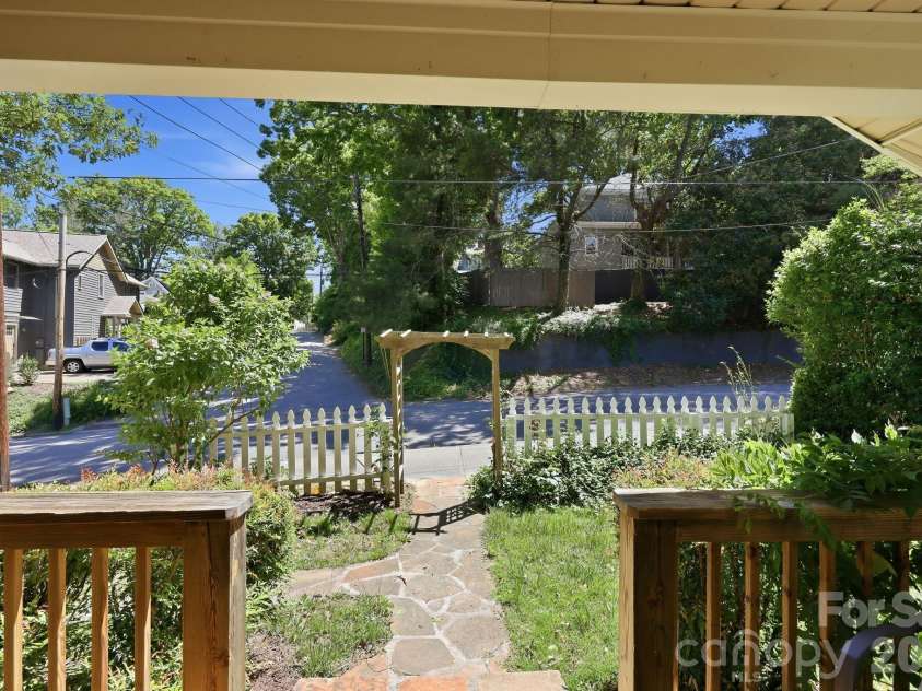 86 Annandale Avenue, Asheville, NC 28801.  MLS# CAR4384599, YatesRealty ID 33794. 