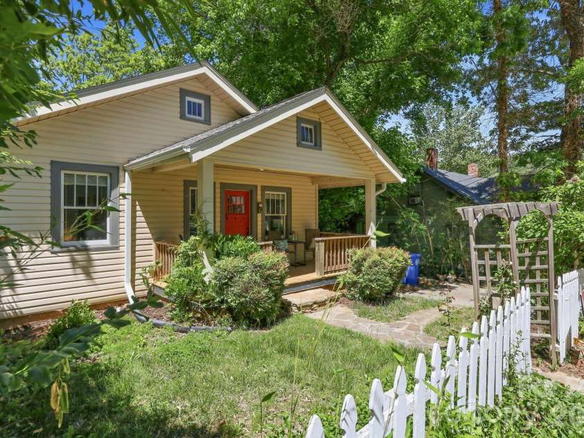 86 Annandale Avenue, Asheville, NC 28801.  MLS# CAR4384599, YatesRealty ID 33794. 