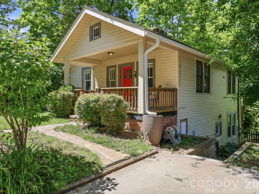 86 Annandale Avenue, Asheville, NC 28801.  MLS# CAR4384599, YatesRealty ID 33794. 