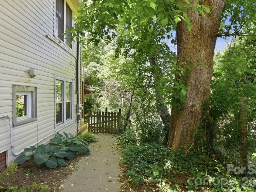 86 Annandale Avenue, Asheville, NC 28801.  MLS# CAR4384599, YatesRealty ID 33794. 