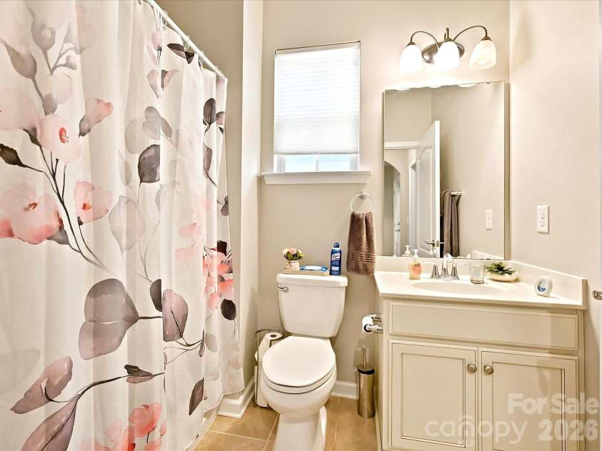 1726 Tailed Hawk Way, Fort Mill, SC 29715.  MLS# CAR4394570, YatesRealty ID 33796. Hall bath