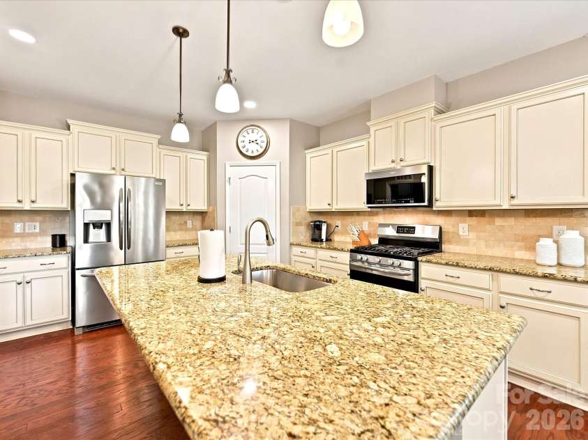 1726 Tailed Hawk Way, Fort Mill, SC 29715.  MLS# CAR4394570, YatesRealty ID 33796. Oversized granite-topped bar