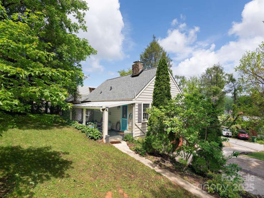 21 Clairmont Avenue, Asheville, NC 28804.  MLS# CAR4251719, YatesRealty ID 33799. Spacious yard behind the home expands your outdoor living area