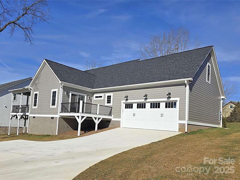 405 19th Avenue Circle, Hickory, NC 28601.  MLS# CAR4201802, YatesRealty ID 338. 