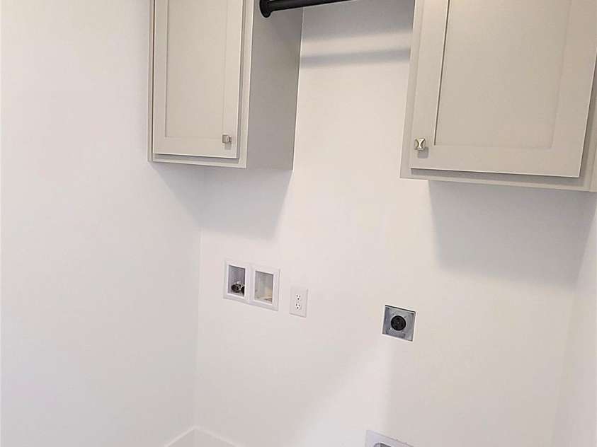 405 19th Avenue Circle, Hickory, NC 28601.  MLS# CAR4201802, YatesRealty ID 338. Main-level laundry