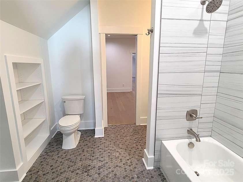 405 19th Avenue Circle, Hickory, NC 28601.  MLS# CAR4201802, YatesRealty ID 338. Upper full bath