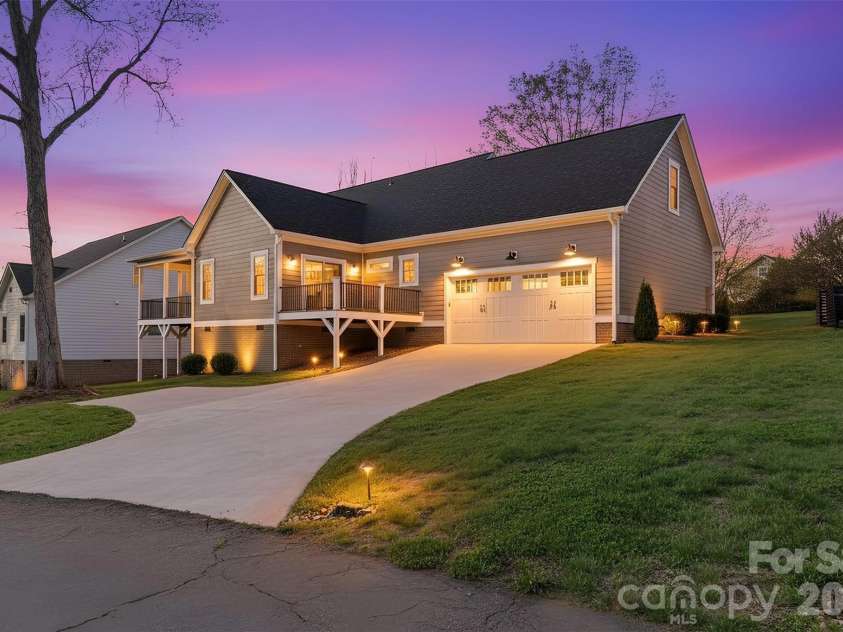 405 19th Avenue Circle, Hickory, NC 28601.  MLS# CAR4390265, YatesRealty ID 338. 