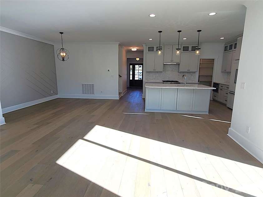 405 19th Avenue Circle, Hickory, NC 28601.  MLS# CAR4390265, YatesRealty ID 338. 