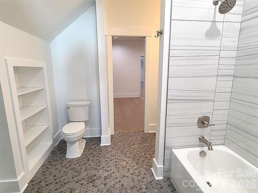 405 19th Avenue Circle, Hickory, NC 28601.  MLS# CAR4390265, YatesRealty ID 338. Upper full bath