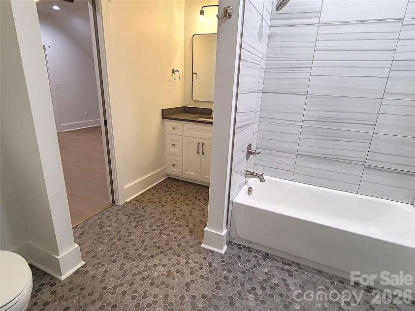 405 19th Avenue Circle, Hickory, NC 28601.  MLS# CAR4390265, YatesRealty ID 338. Upper full bath