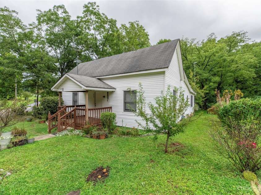 440 Oakland Avenue, Statesville, NC 28677.  MLS# CAR4080981, YatesRealty ID 338. Front & Side of Home
