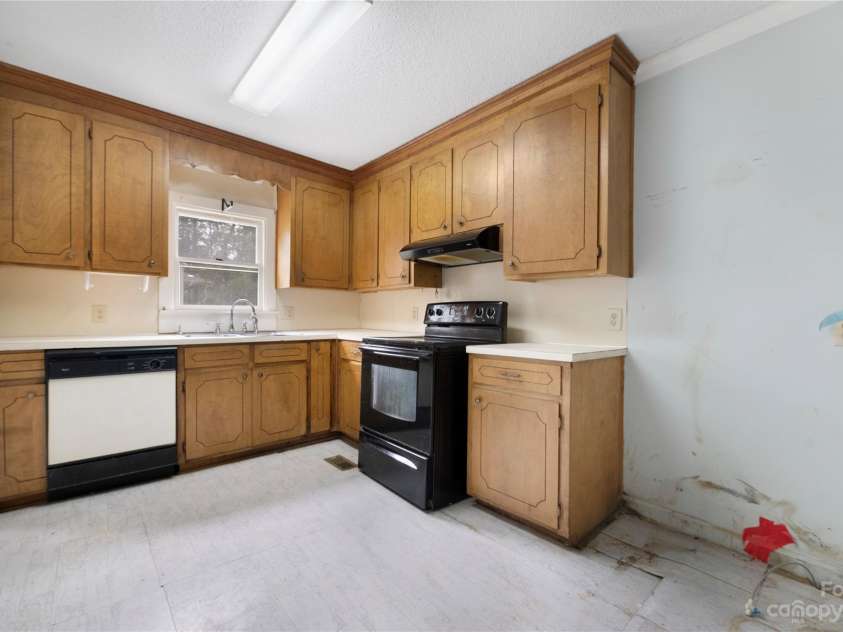 440 Oakland Avenue, Statesville, NC 28677.  MLS# CAR4080981, YatesRealty ID 338. Kitchen