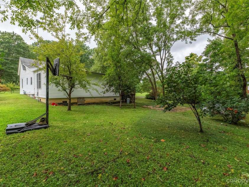 440 Oakland Avenue, Statesville, NC 28677.  MLS# CAR4080981, YatesRealty ID 338. Large Beautiful Back yard (Right side)