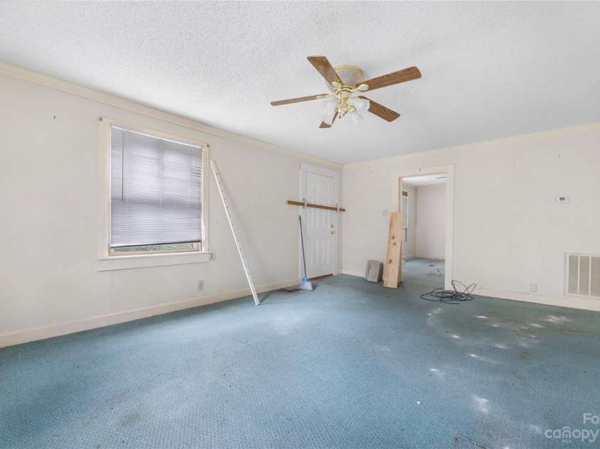 440 Oakland Avenue, Statesville, NC 28677.  MLS# CAR4080981, YatesRealty ID 338. Spacious  Living room