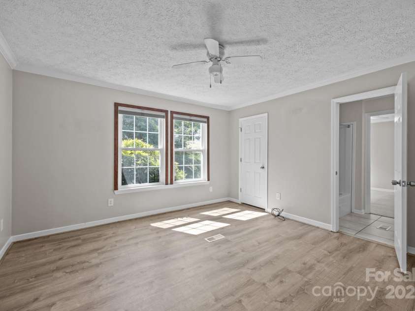 382 Onteora Boulevard, Asheville, NC 28803.  MLS# CAR4272620, YatesRealty ID 3380. Bonus Room