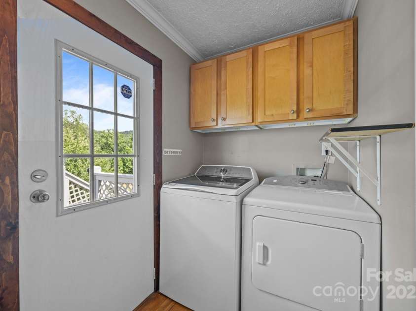 382 Onteora Boulevard, Asheville, NC 28803.  MLS# CAR4272620, YatesRealty ID 3380. Full Laundry Room off of the kitchen and door to the back deck.