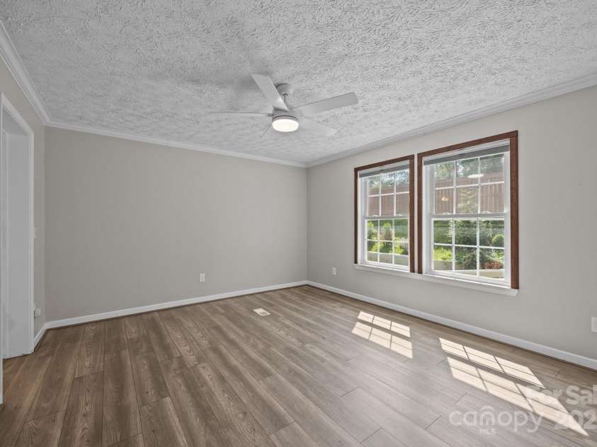 382 Onteora Boulevard, Asheville, NC 28803.  MLS# CAR4272620, YatesRealty ID 3380. Primary Bedroom