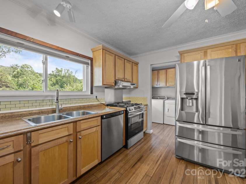 382 Onteora Boulevard, Asheville, NC 28803.  MLS# CAR4272620, YatesRealty ID 3380. Stainless appliances