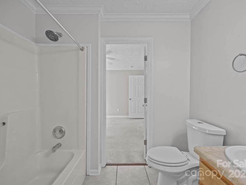 382 Onteora Boulevard, Asheville, NC 28803.  MLS# CAR4272620, YatesRealty ID 3380. The Third Bath 