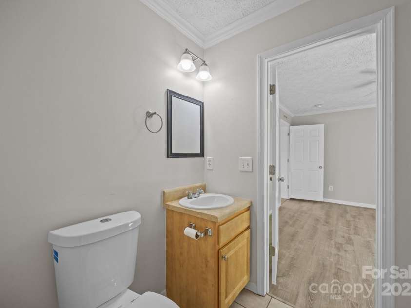 382 Onteora Boulevard, Asheville, NC 28803.  MLS# CAR4272620, YatesRealty ID 3380. Third Bath