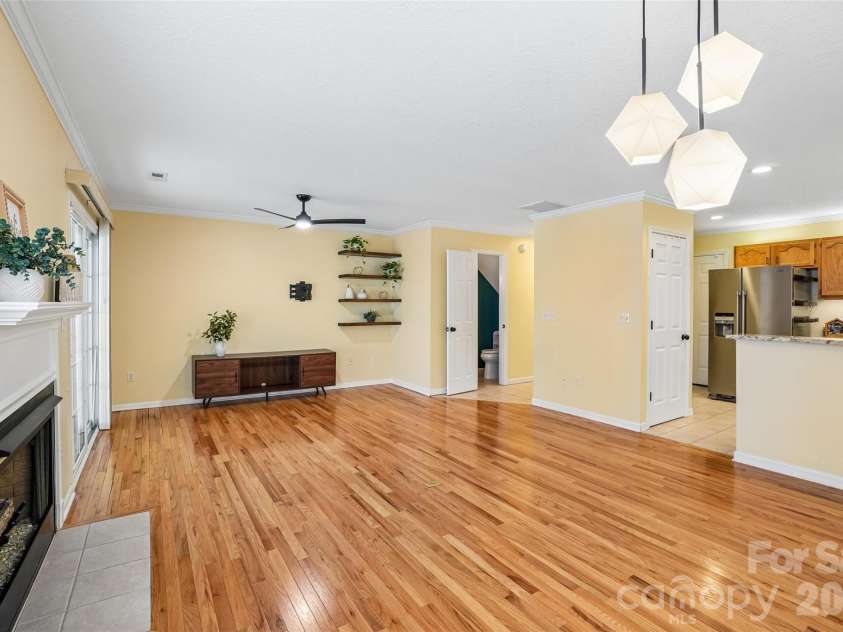 26 Willowick Drive, Asheville, NC 28803.  MLS# CAR4388357, YatesRealty ID 33800. 