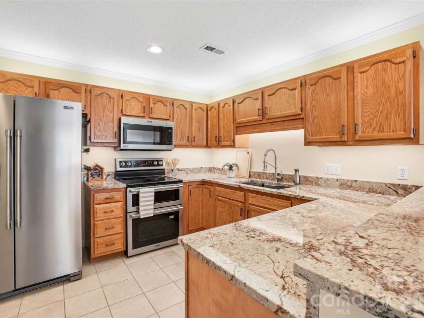 26 Willowick Drive, Asheville, NC 28803.  MLS# CAR4388357, YatesRealty ID 33800. 