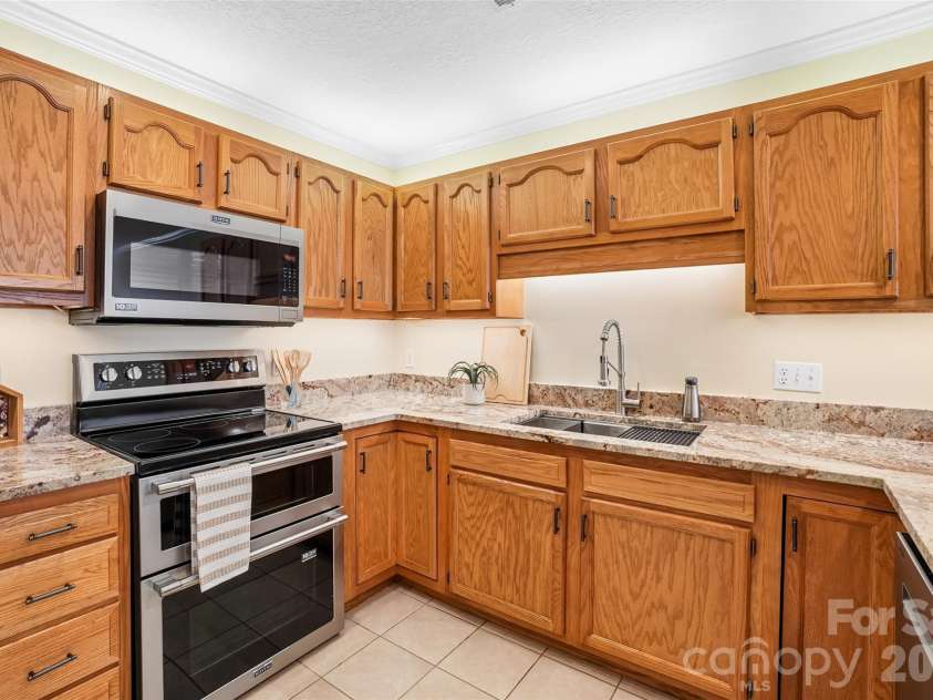 26 Willowick Drive, Asheville, NC 28803.  MLS# CAR4388357, YatesRealty ID 33800. 