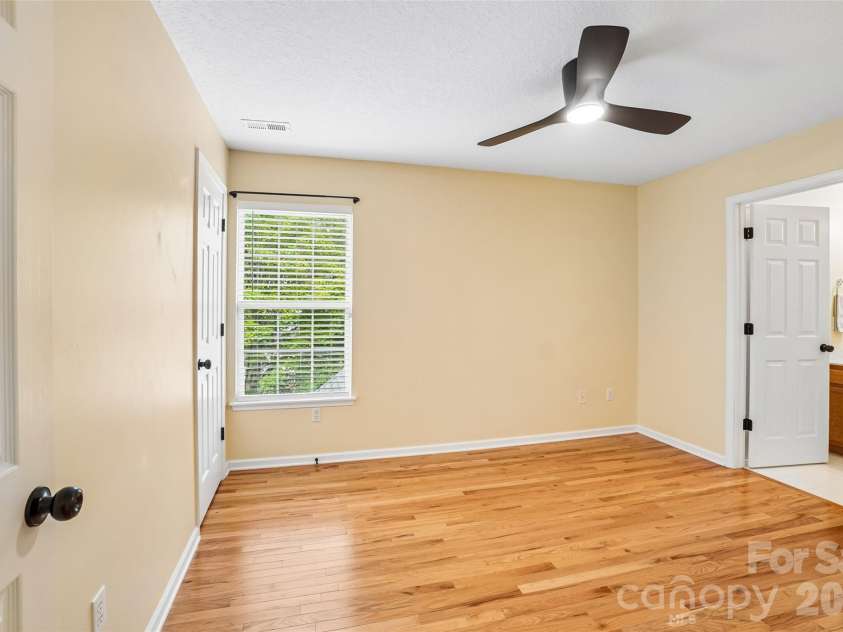 26 Willowick Drive, Asheville, NC 28803.  MLS# CAR4388357, YatesRealty ID 33800. 